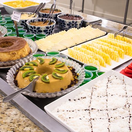 Hotel Golden Park All Inclusive Pocos De Caldas By Nacional Inn Eksteriør billede A dessert buffet