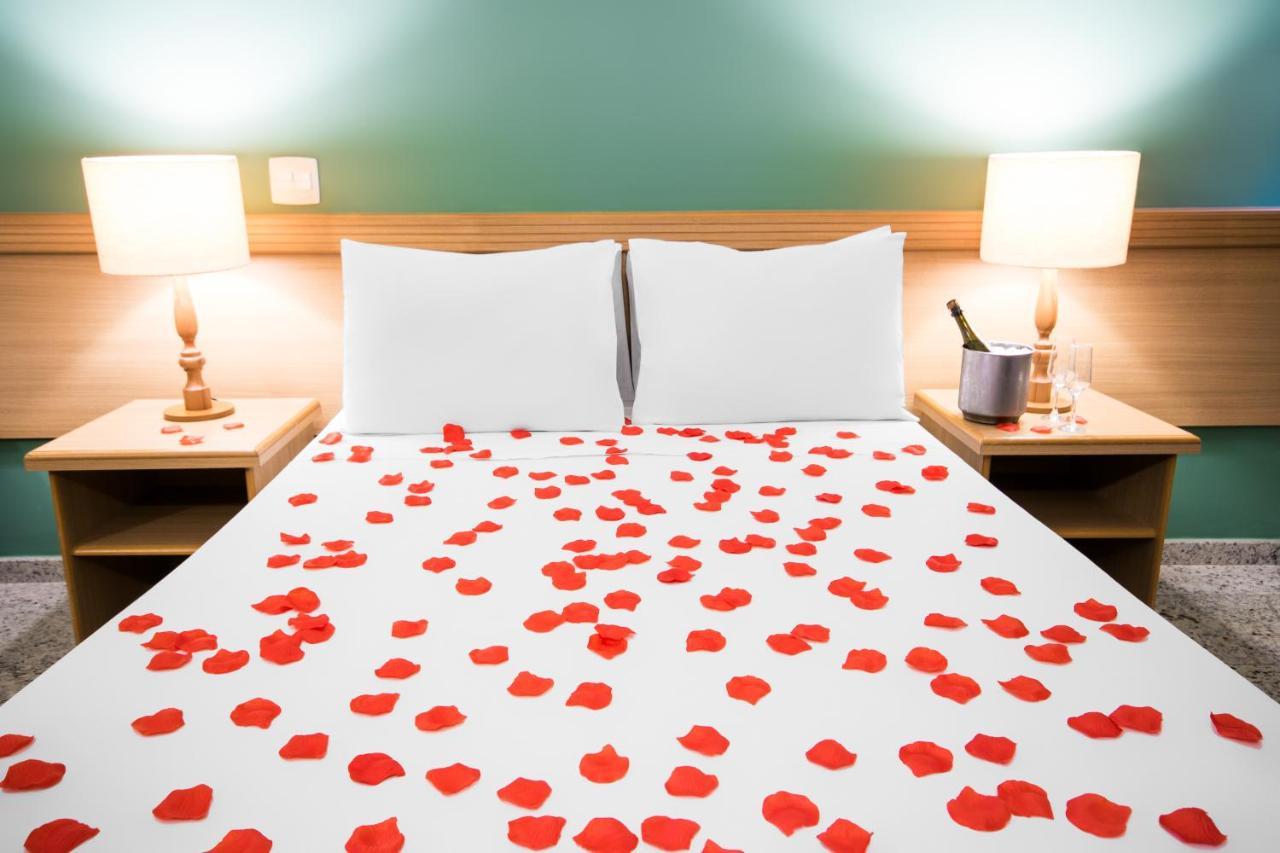 Hotel Golden Park All Inclusive Pocos De Caldas By Nacional Inn Eksteriør billede Rose petals on a bed