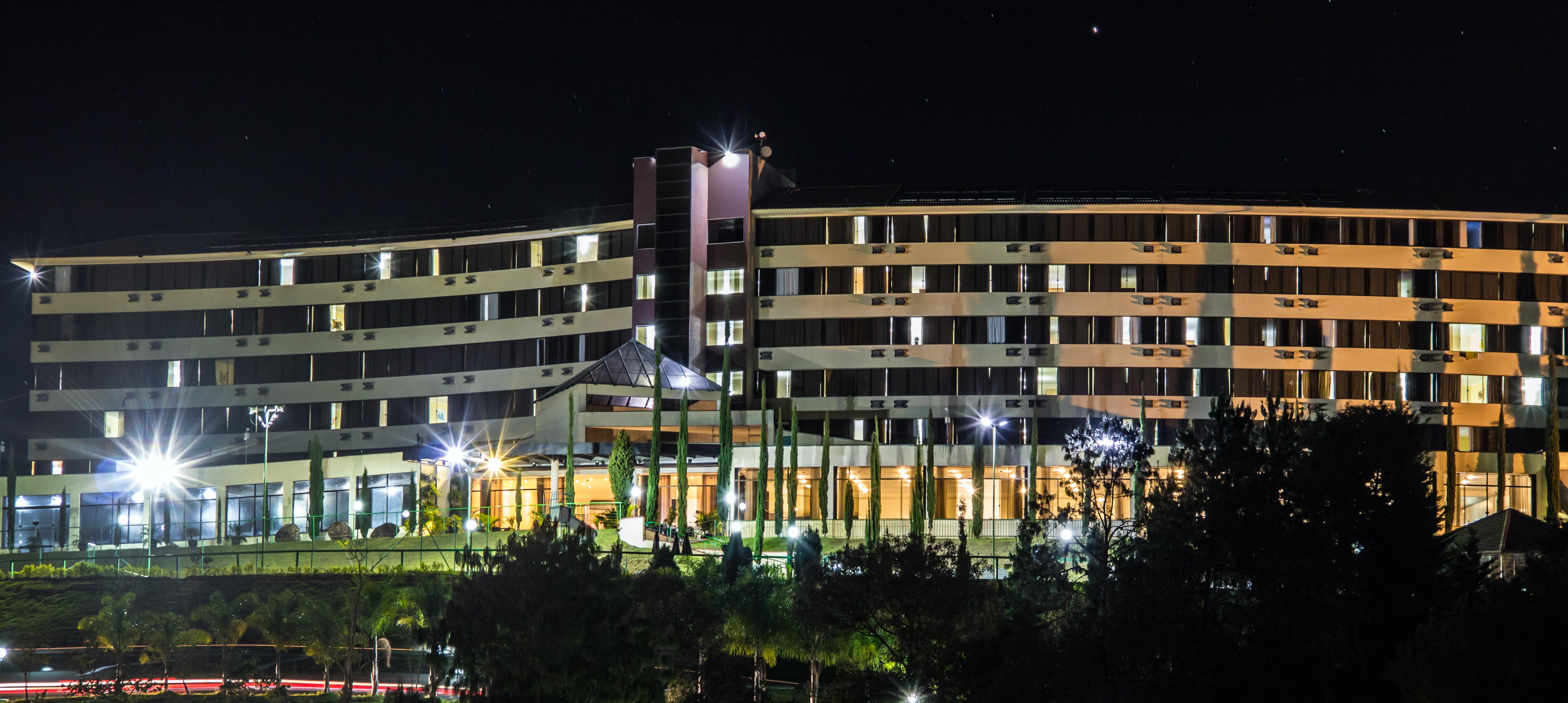 Hotel Golden Park All Inclusive Pocos De Caldas By Nacional Inn Eksteriør billede The hotel at night