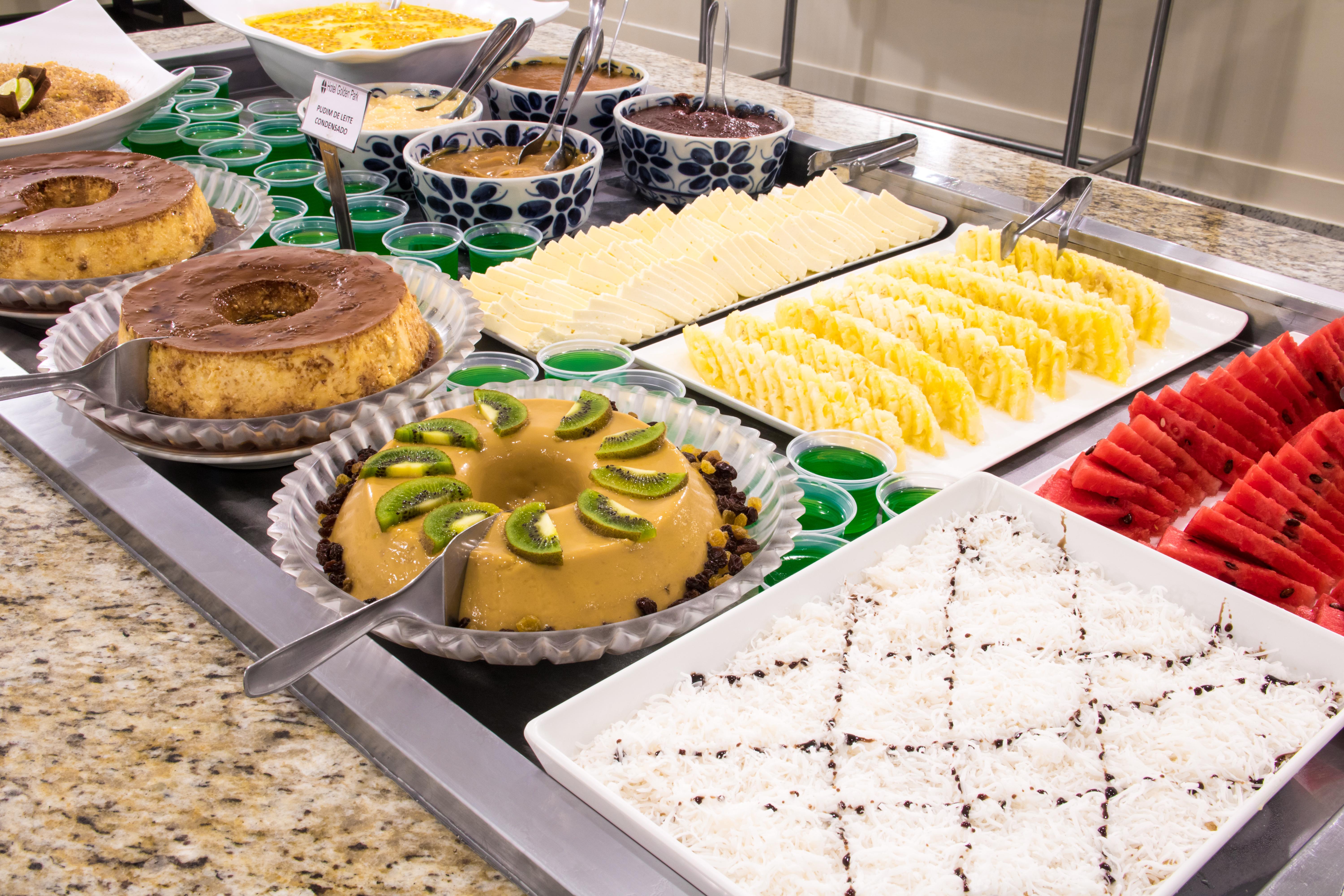 Hotel Golden Park All Inclusive Pocos De Caldas By Nacional Inn Eksteriør billede A dessert buffet