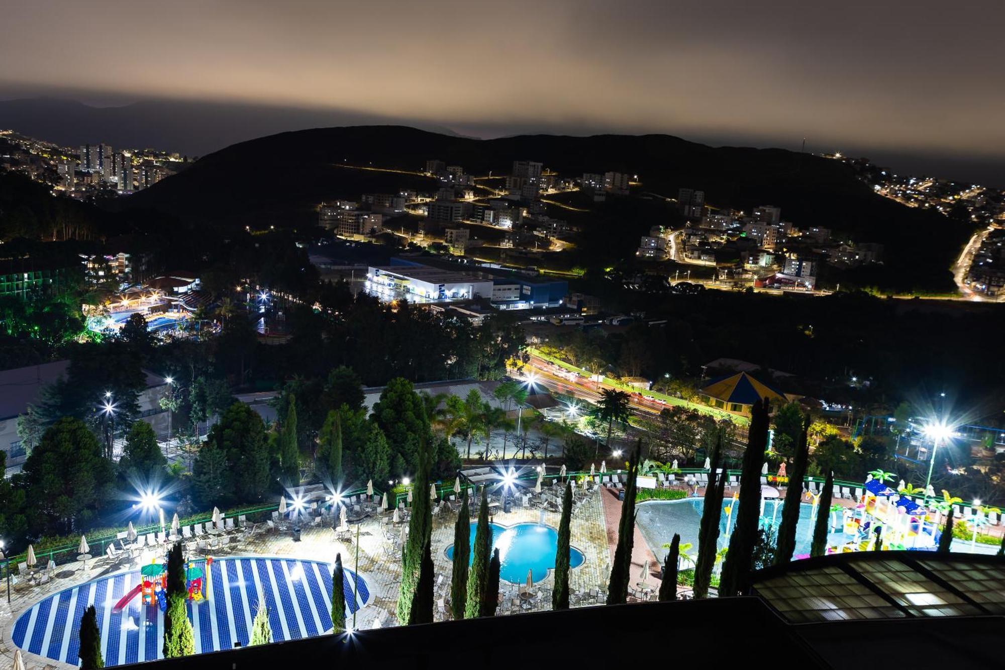 Hotel Golden Park All Inclusive Pocos De Caldas By Nacional Inn Eksteriør billede View of the park at night