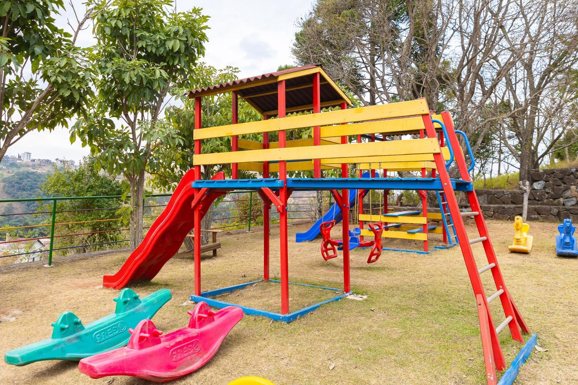 Hotel Golden Park All Inclusive Pocos De Caldas By Nacional Inn Eksteriør billede Playground at the school