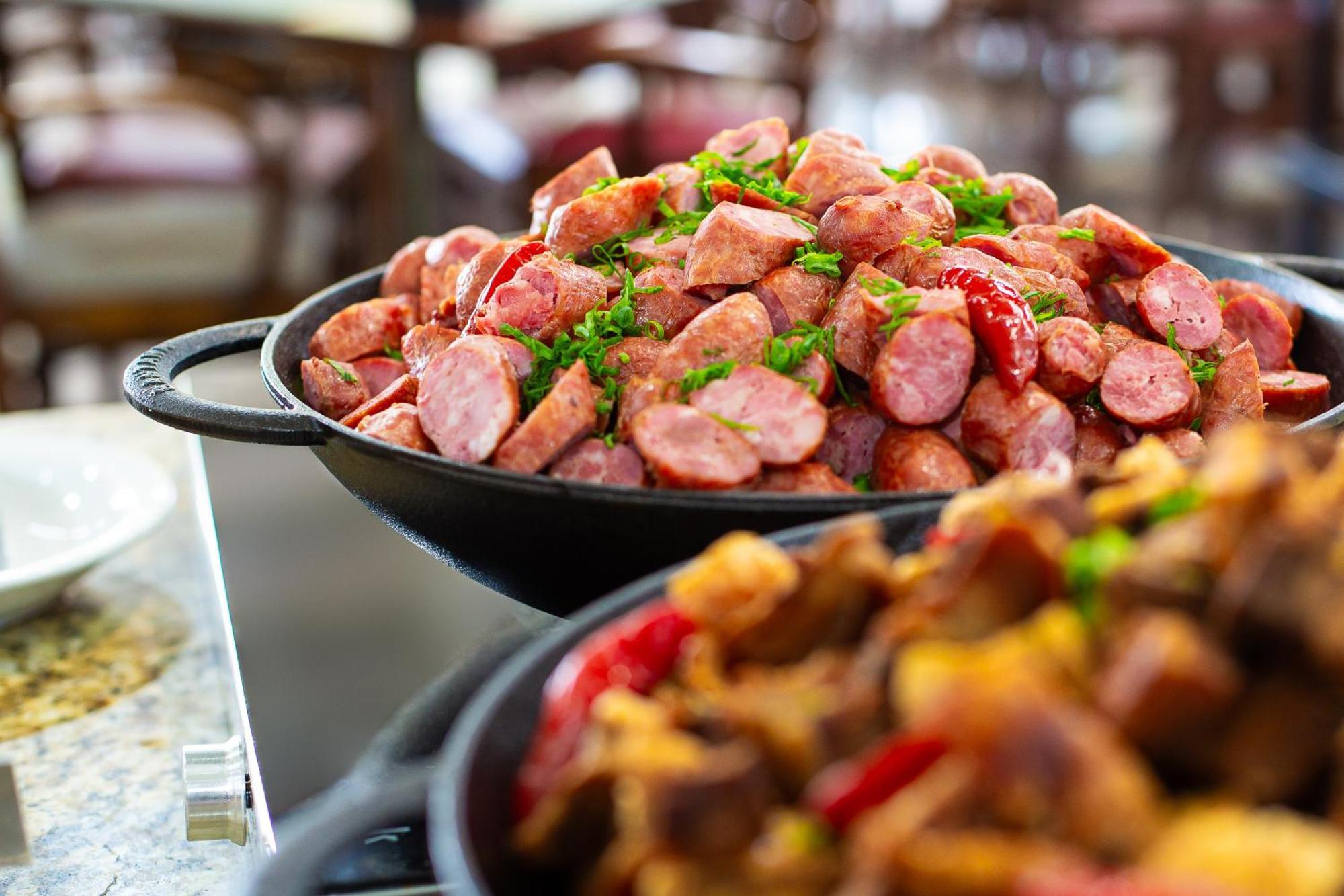 Hotel Golden Park All Inclusive Pocos De Caldas By Nacional Inn Eksteriør billede Kielbasa prepared in a skillet
