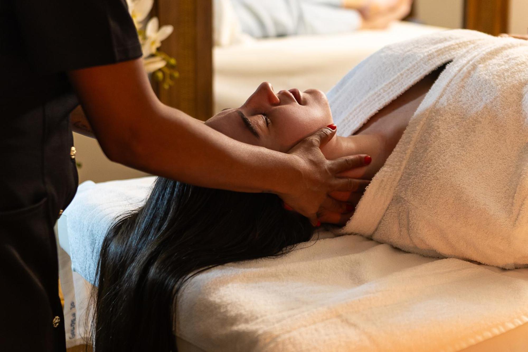 Hotel Golden Park All Inclusive Pocos De Caldas By Nacional Inn Eksteriør billede A woman receiving a head massage