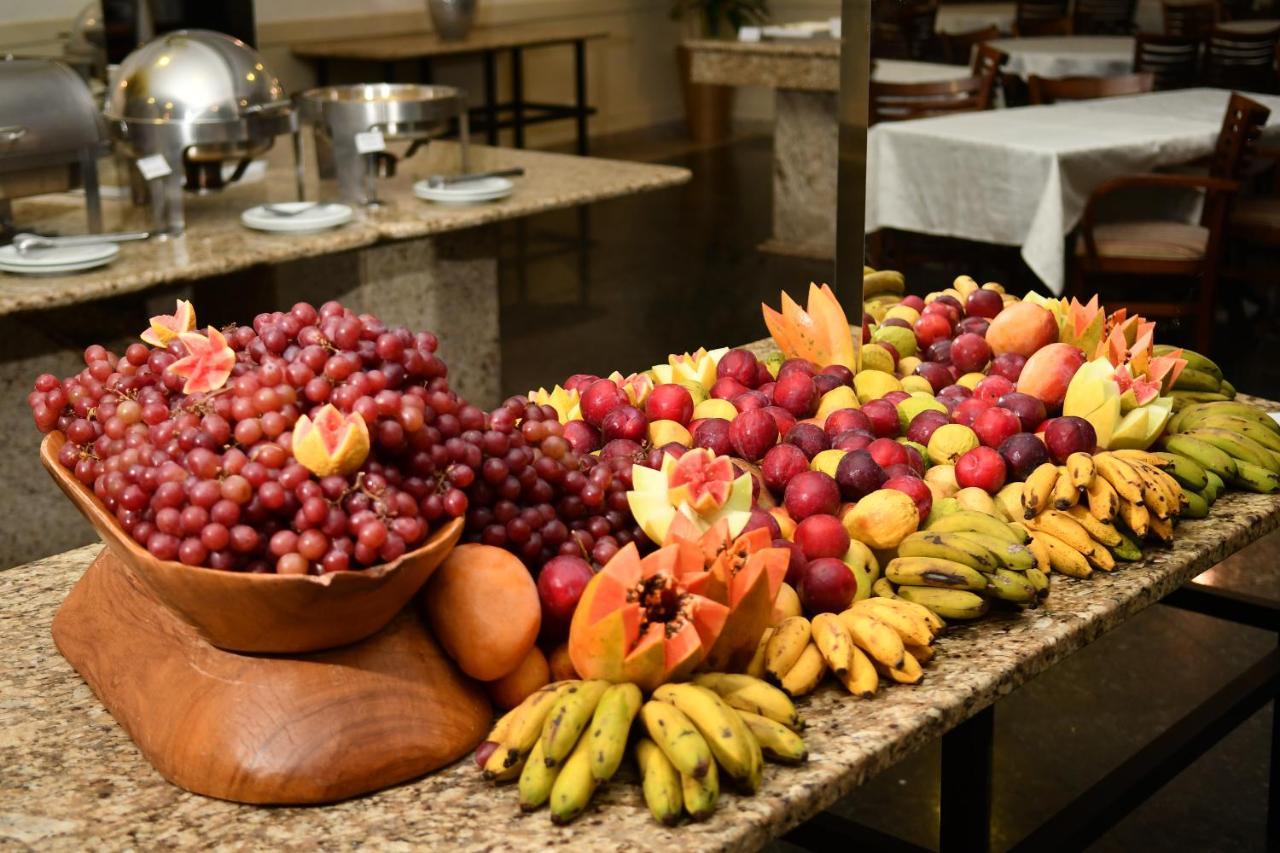 Hotel Golden Park All Inclusive Pocos De Caldas By Nacional Inn Eksteriør billede Fruit display